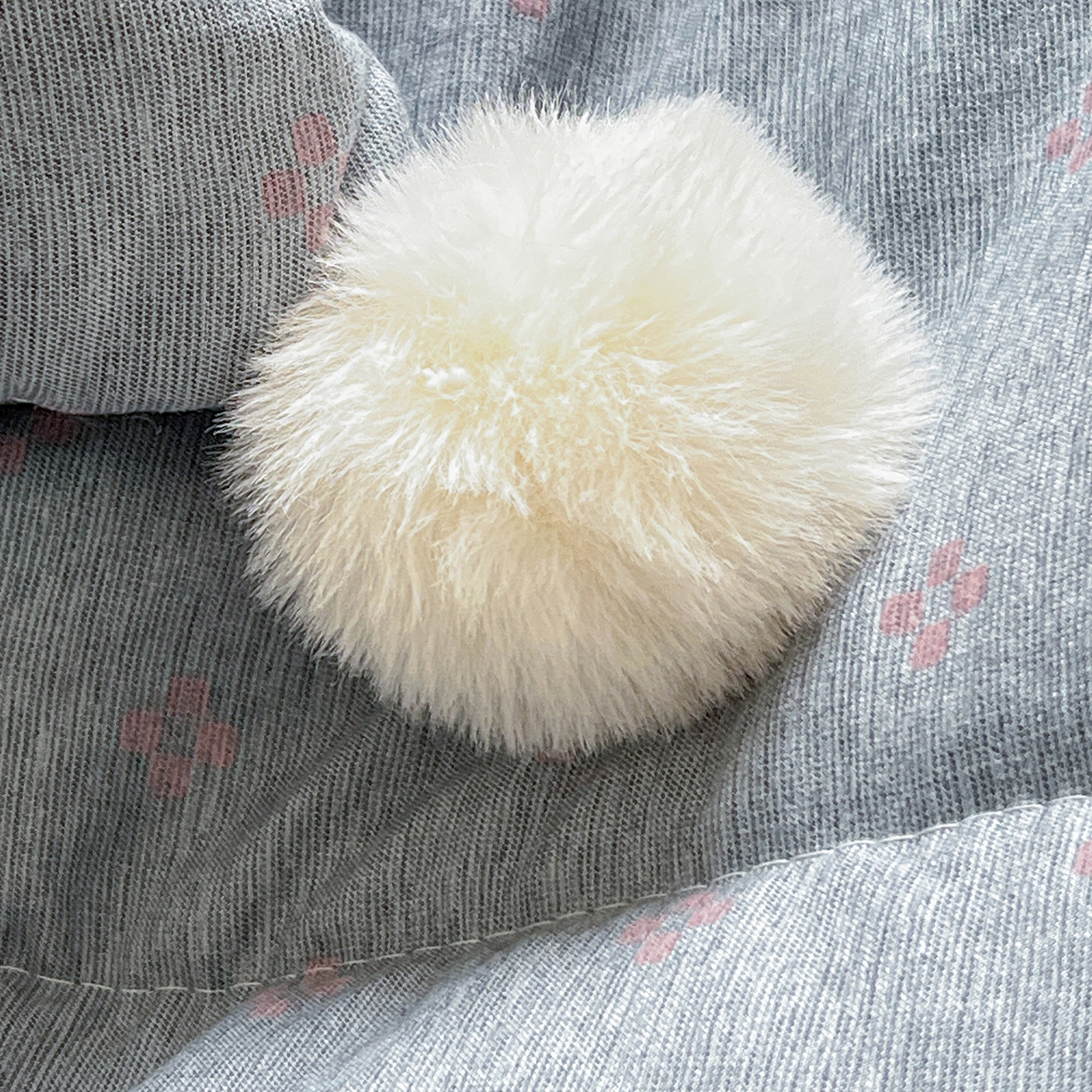 91家纺网 家纺一手货源 找家纺 古本家居 2026新款四季水洗毛球系列抱枕被 四季毛球四叶草冰蓝