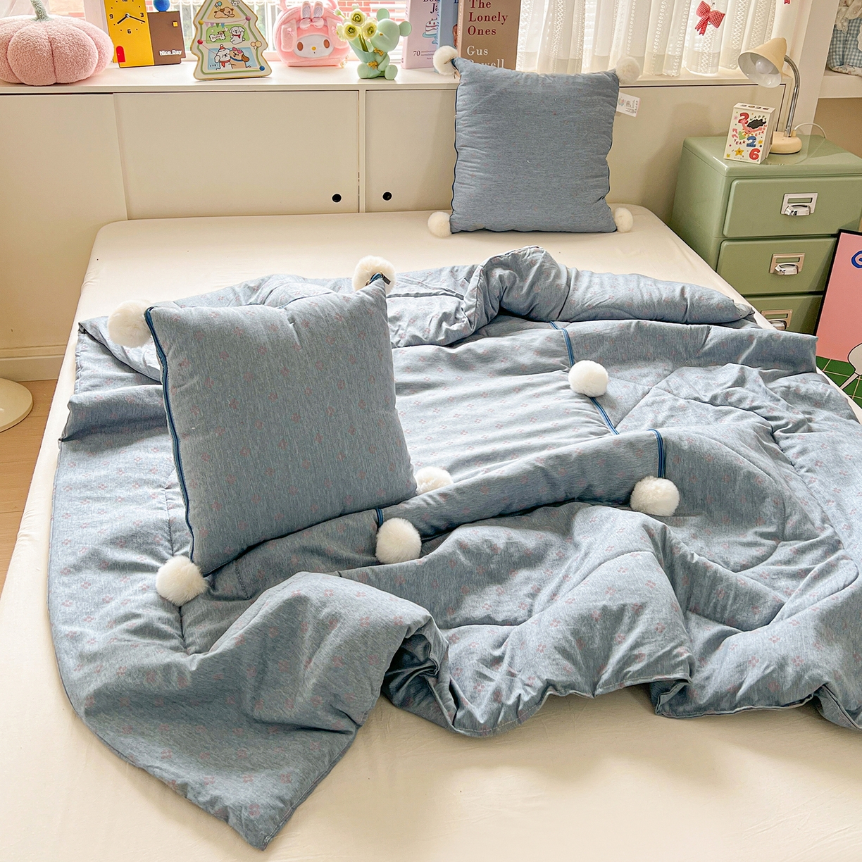 91家纺网 家纺一手货源 找家纺 古本家居 2026新款四季水洗毛球系列抱枕被 四季毛球四叶草冰蓝