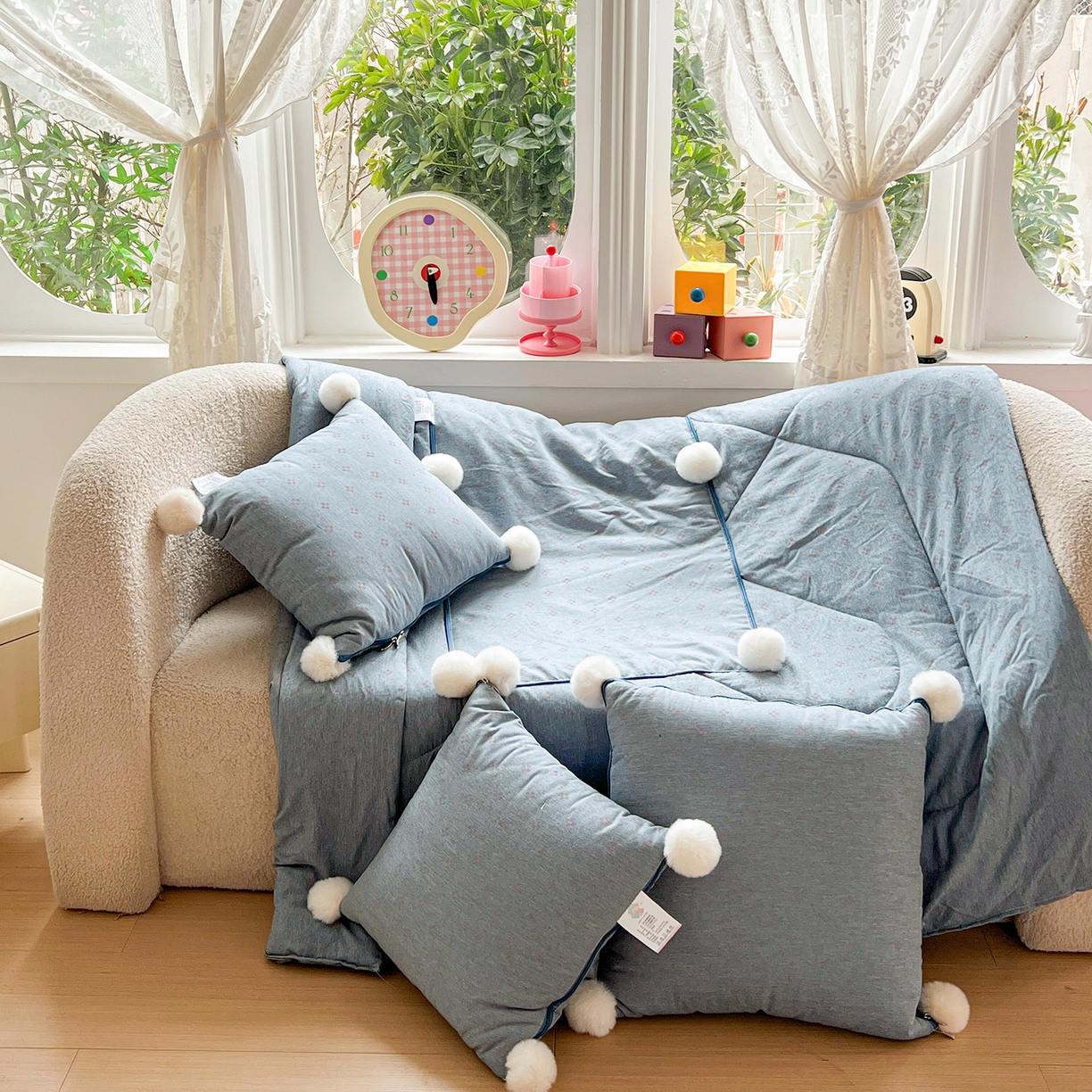 91家纺网 家纺一手货源 找家纺 古本家居 2026新款四季水洗毛球系列抱枕被 四季毛球四叶草冰蓝