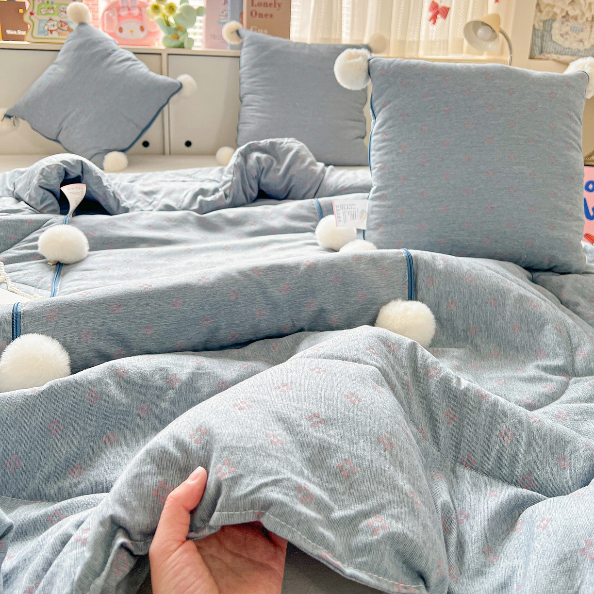 91家纺网 家纺一手货源 找家纺 古本家居 2026新款四季水洗毛球系列抱枕被 四季毛球四叶草冰蓝
