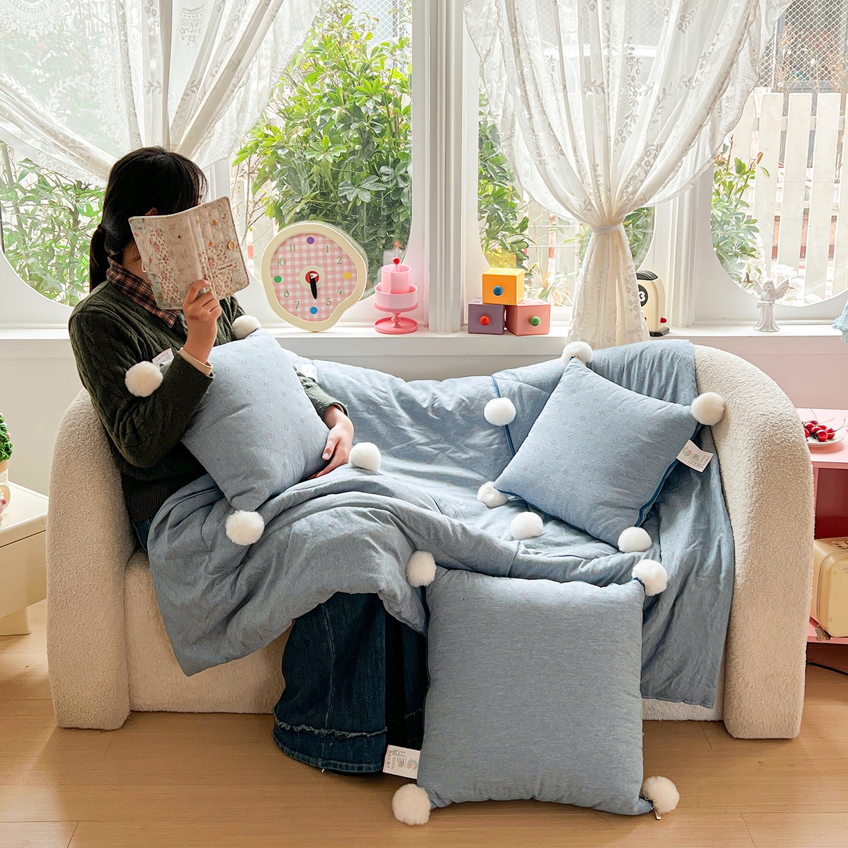 91家纺网 家纺一手货源 找家纺 古本家居 2026新款四季水洗毛球系列抱枕被 四季毛球四叶草冰蓝