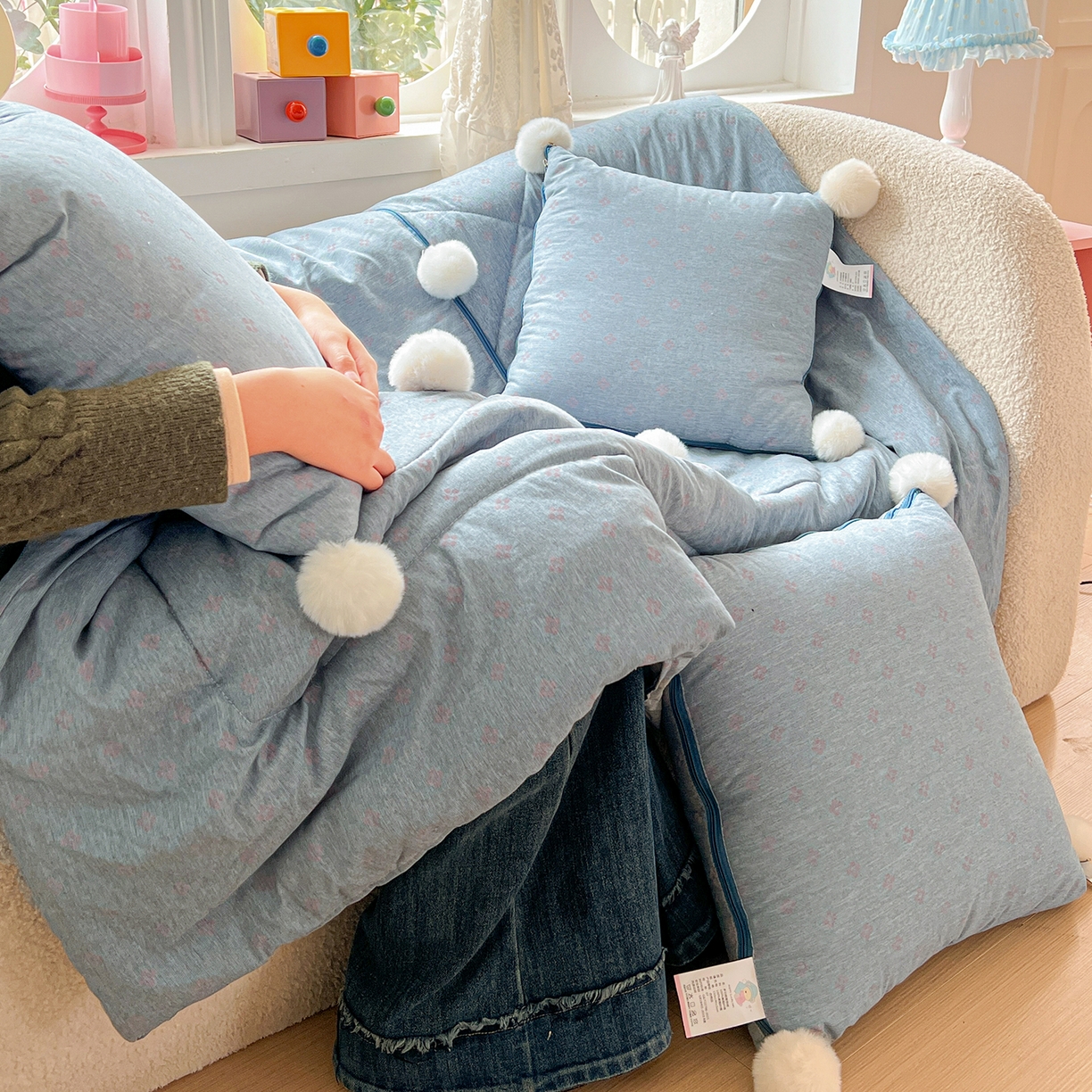 91家纺网 家纺一手货源 找家纺 古本家居 2026新款四季水洗毛球系列抱枕被 四季毛球四叶草冰蓝