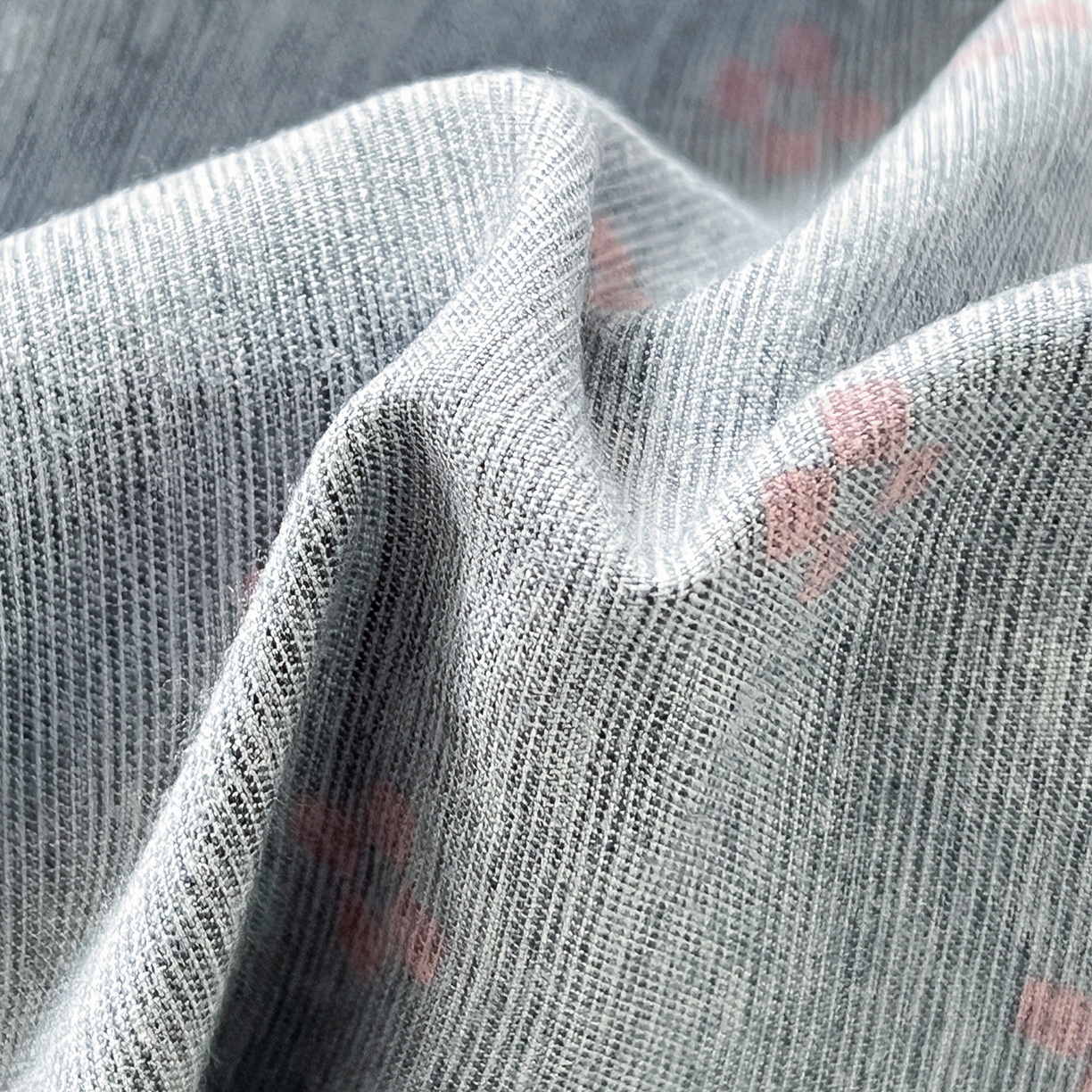 91家纺网 家纺一手货源 找家纺 古本家居 2026新款四季水洗毛球系列抱枕被 四季毛球四叶草冰蓝