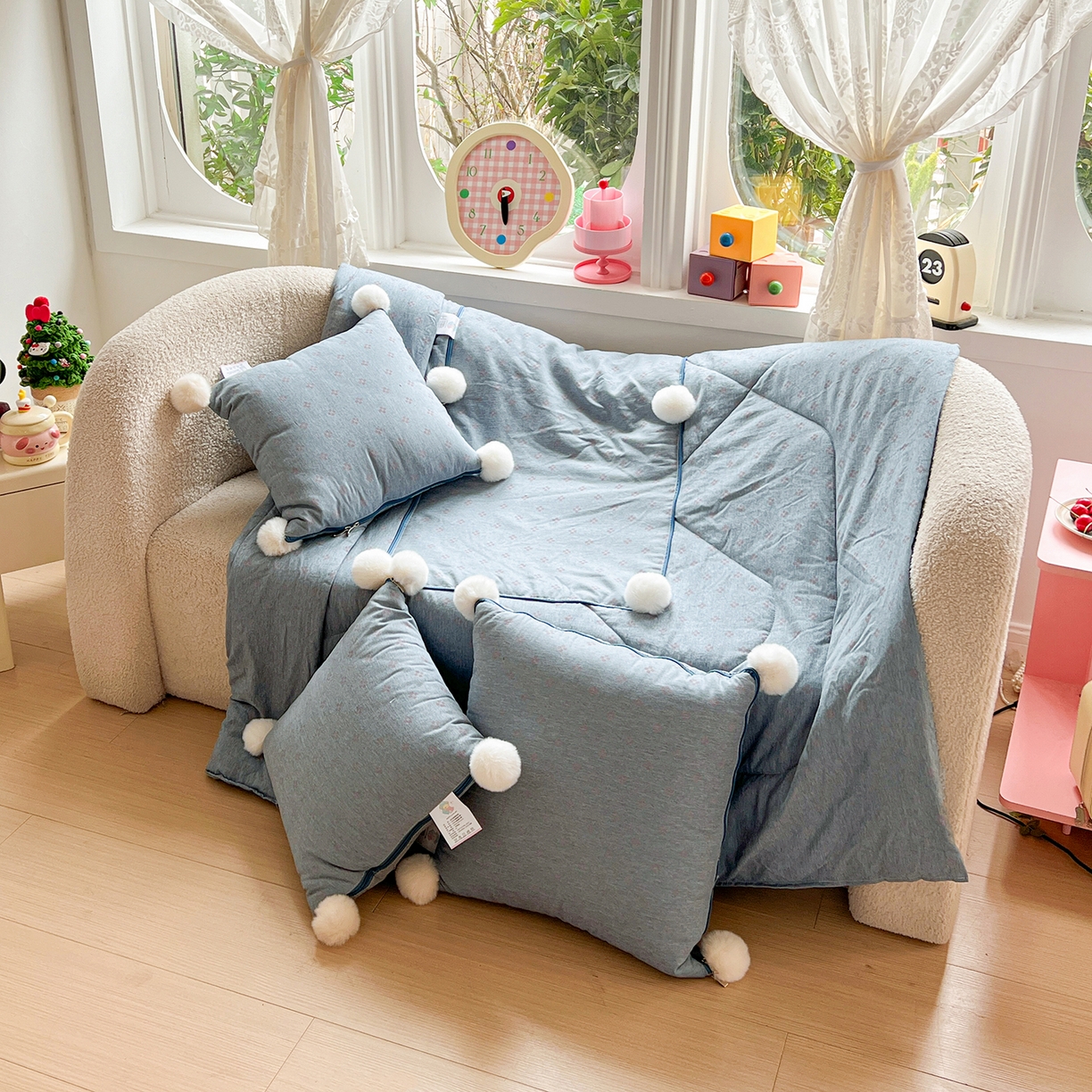 91家纺网 家纺一手货源 找家纺 古本家居 2026新款四季水洗毛球系列抱枕被 四季毛球四叶草冰蓝