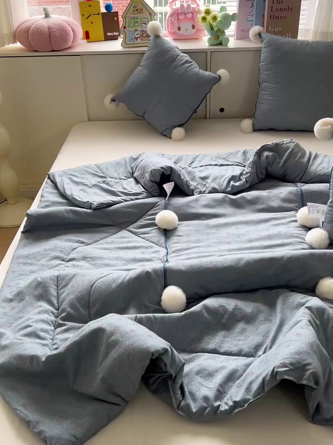 91家纺网 家纺一手货源 找家纺 古本家居 2026新款四季水洗毛球系列抱枕被 四季毛球四叶草冰蓝