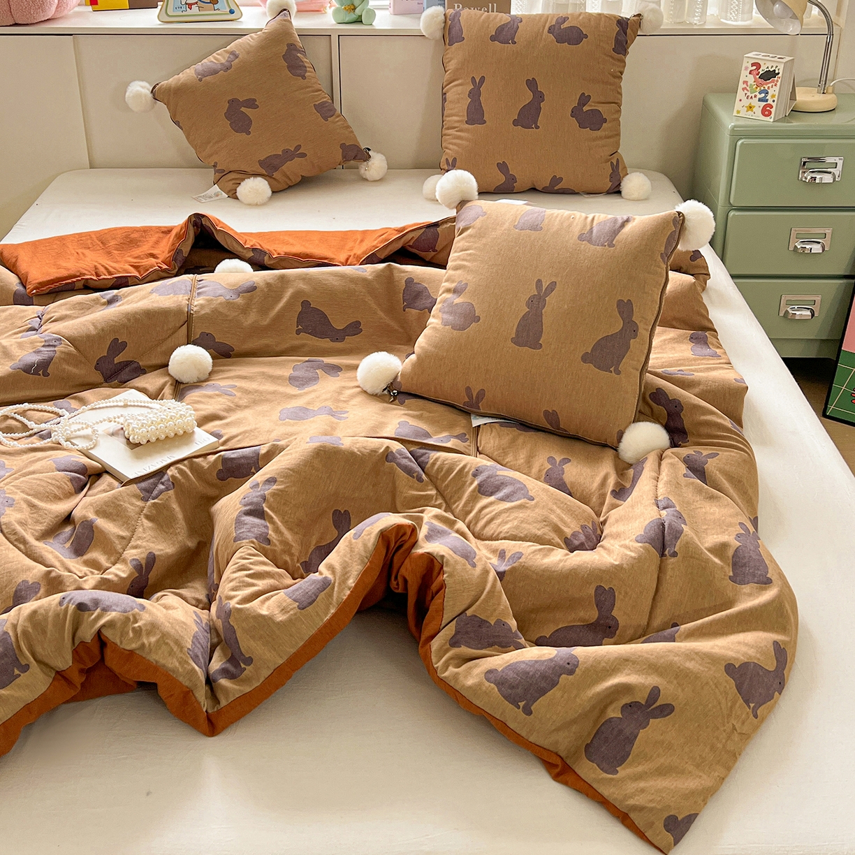 91家纺网 家纺一手货源 找家纺 古本家居 2026新款四季水洗毛球系列抱枕被 四季毛球小兔暖棕