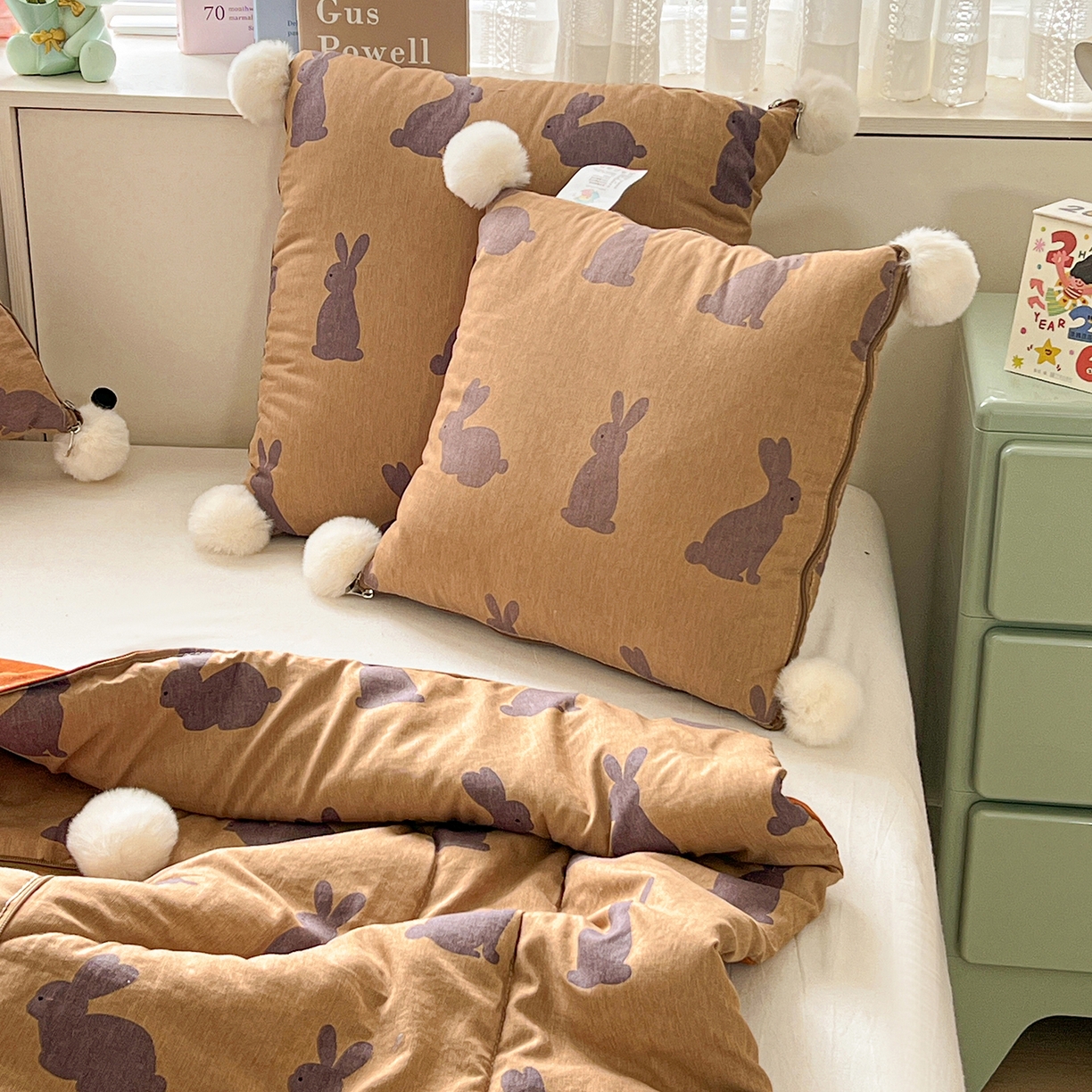 91家纺网 家纺一手货源 找家纺 古本家居 2026新款四季水洗毛球系列抱枕被 四季毛球小兔暖棕