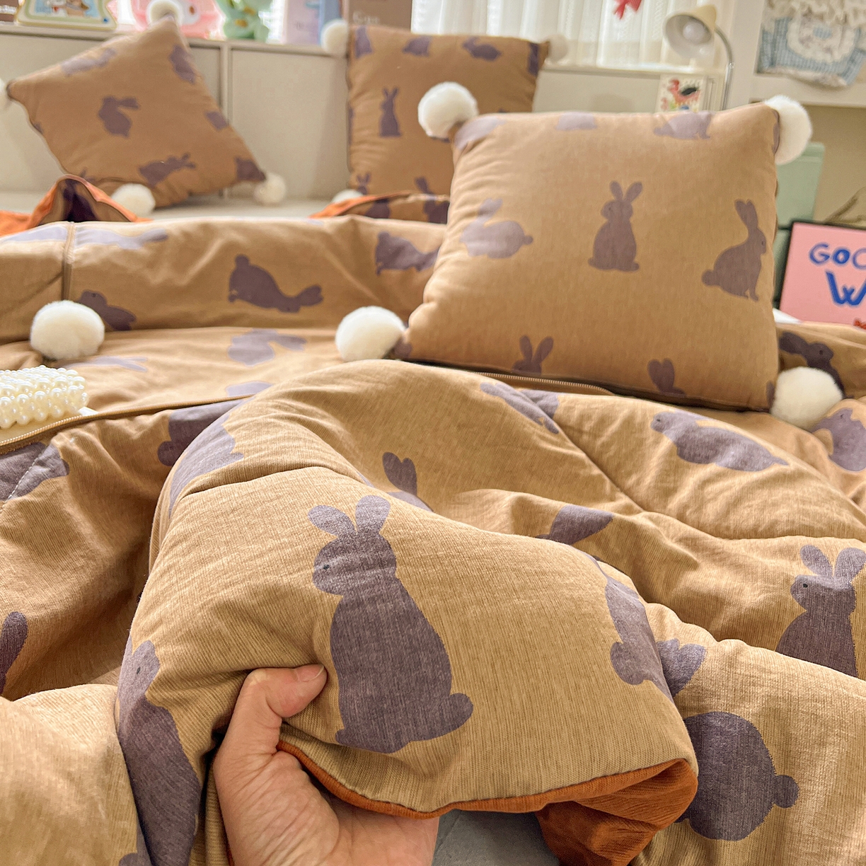 91家纺网 家纺一手货源 找家纺 古本家居 2026新款四季水洗毛球系列抱枕被 四季毛球小兔暖棕