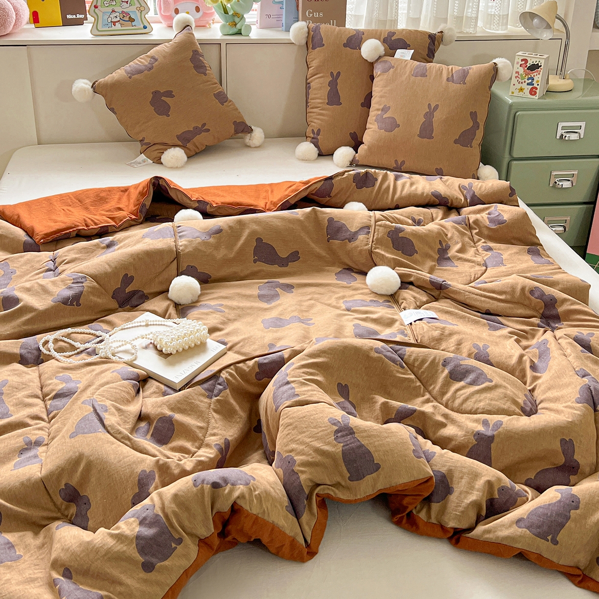 91家纺网 家纺一手货源 找家纺 古本家居 2026新款四季水洗毛球系列抱枕被 四季毛球小兔暖棕