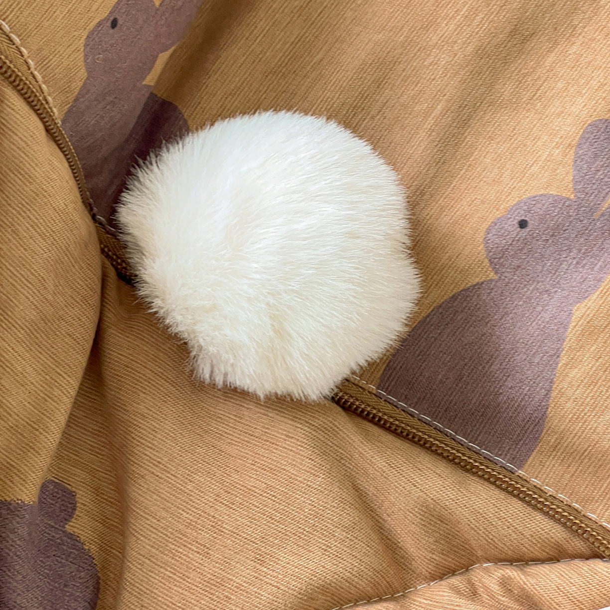 91家纺网 家纺一手货源 找家纺 古本家居 2026新款四季水洗毛球系列抱枕被 四季毛球小兔暖棕