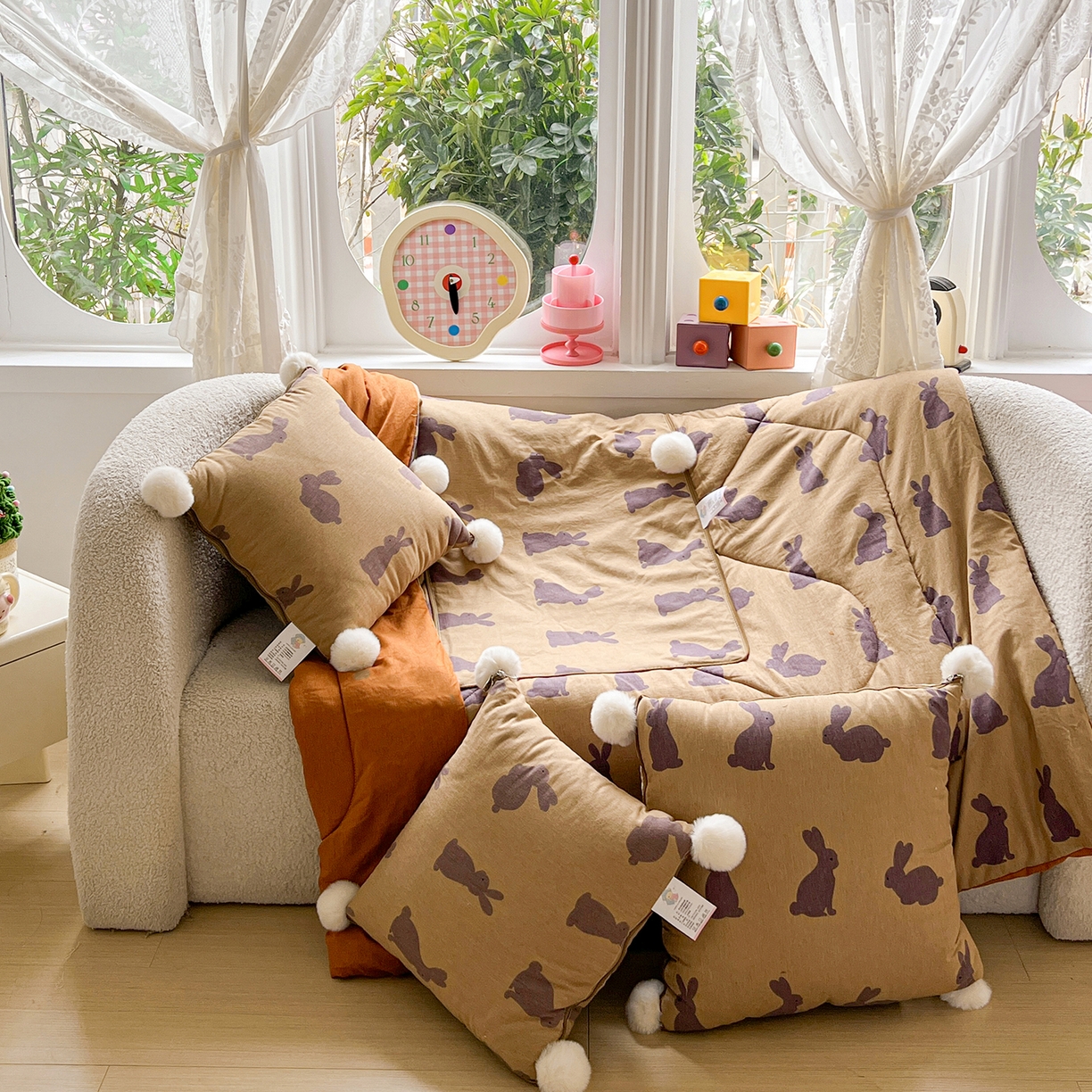 91家纺网 家纺一手货源 找家纺 古本家居 2026新款四季水洗毛球系列抱枕被 四季毛球小兔暖棕