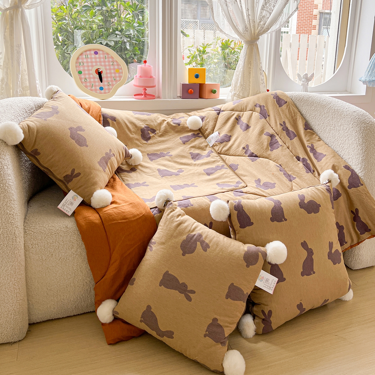 91家纺网 家纺一手货源 找家纺 古本家居 2026新款四季水洗毛球系列抱枕被 四季毛球小兔暖棕