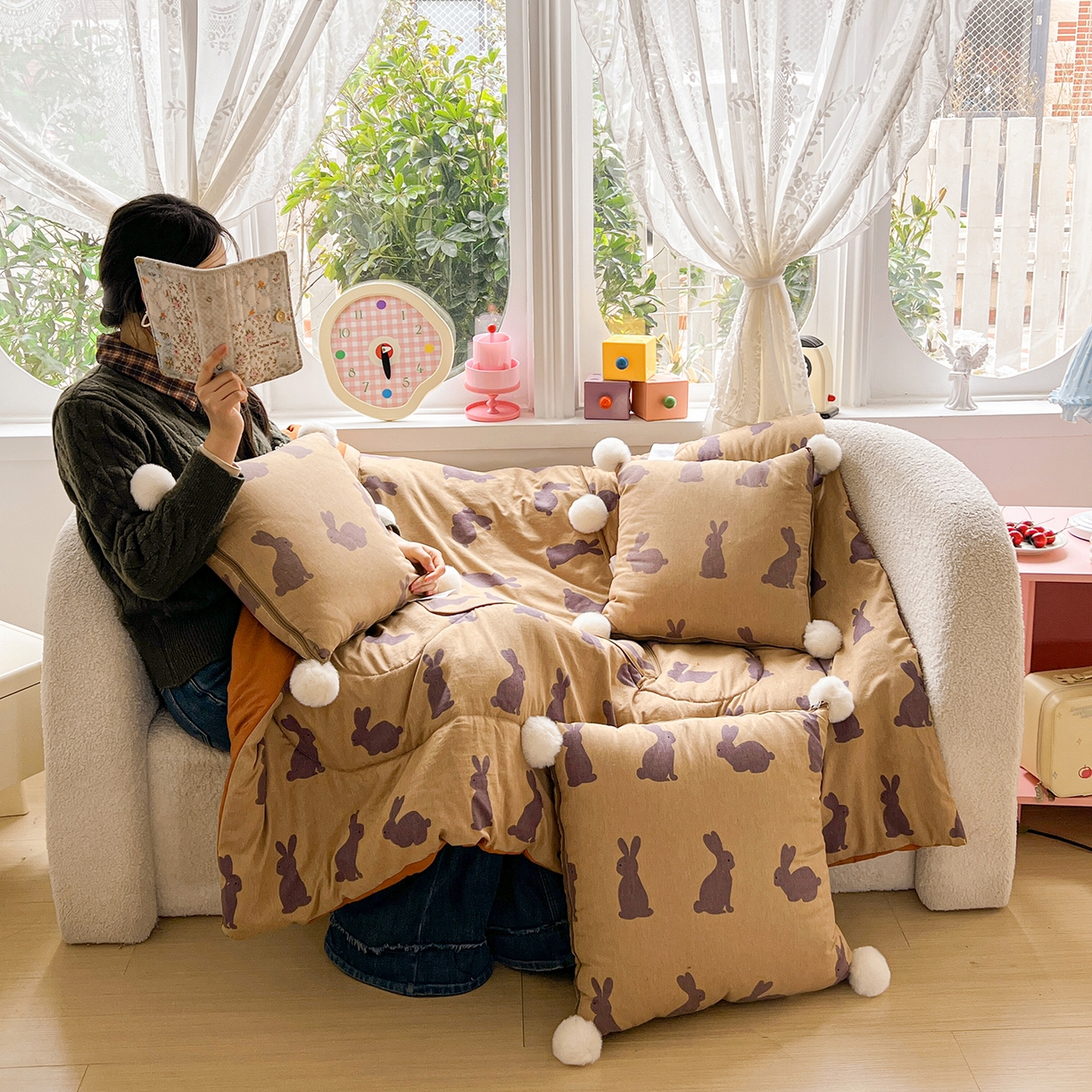 91家纺网 家纺一手货源 找家纺 古本家居 2026新款四季水洗毛球系列抱枕被 四季毛球小兔暖棕