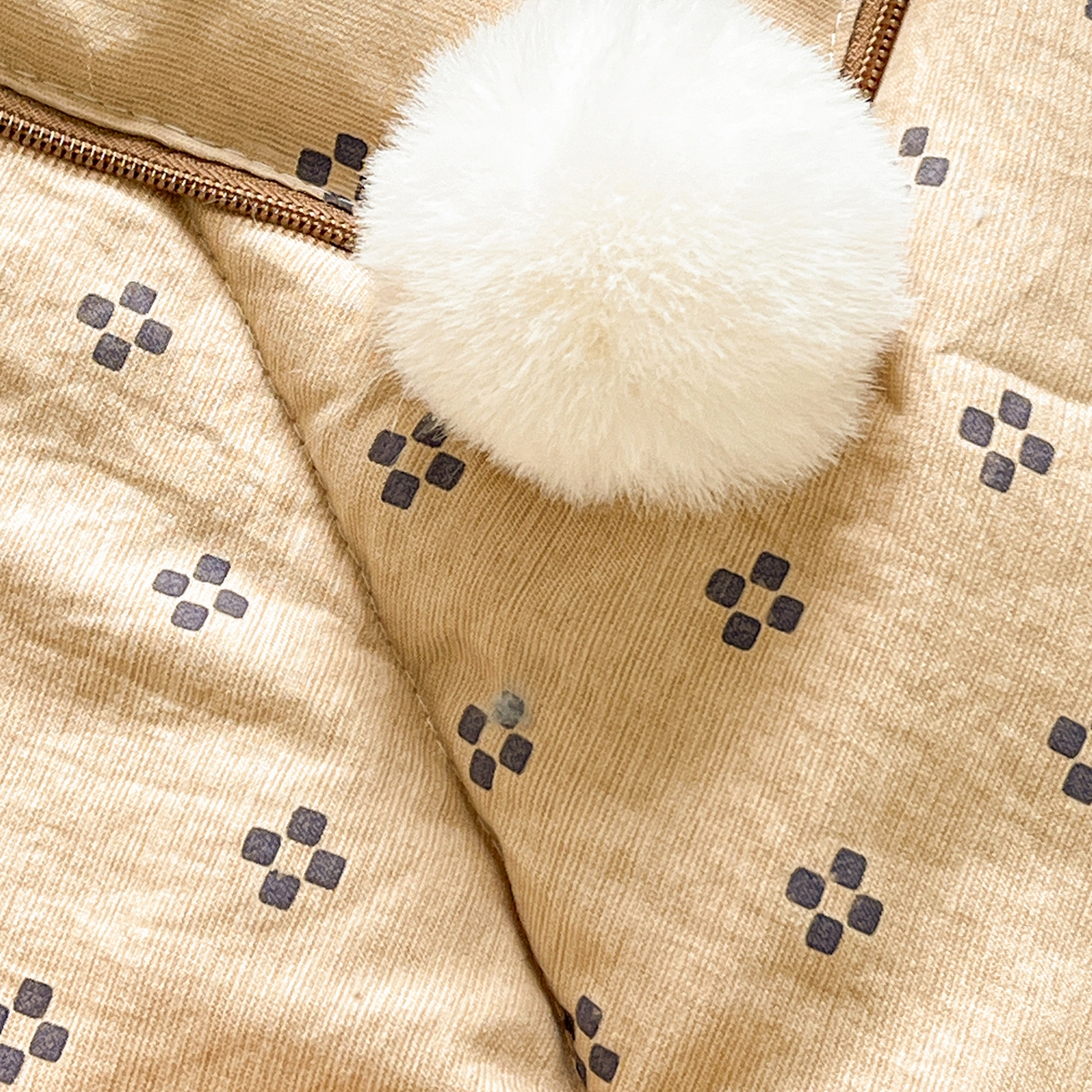 91家纺网 家纺一手货源 找家纺 古本家居 2026新款四季水洗毛球系列抱枕被 四季毛球四叶草奶咖