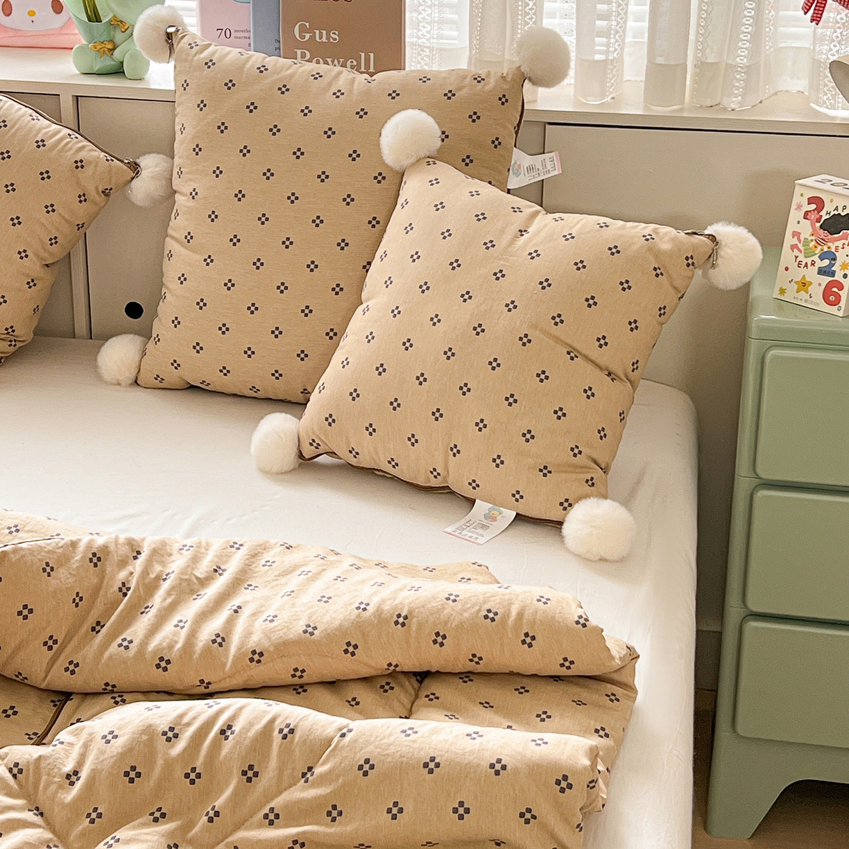 91家纺网 家纺一手货源 找家纺 古本家居 2026新款四季水洗毛球系列抱枕被 四季毛球四叶草奶咖