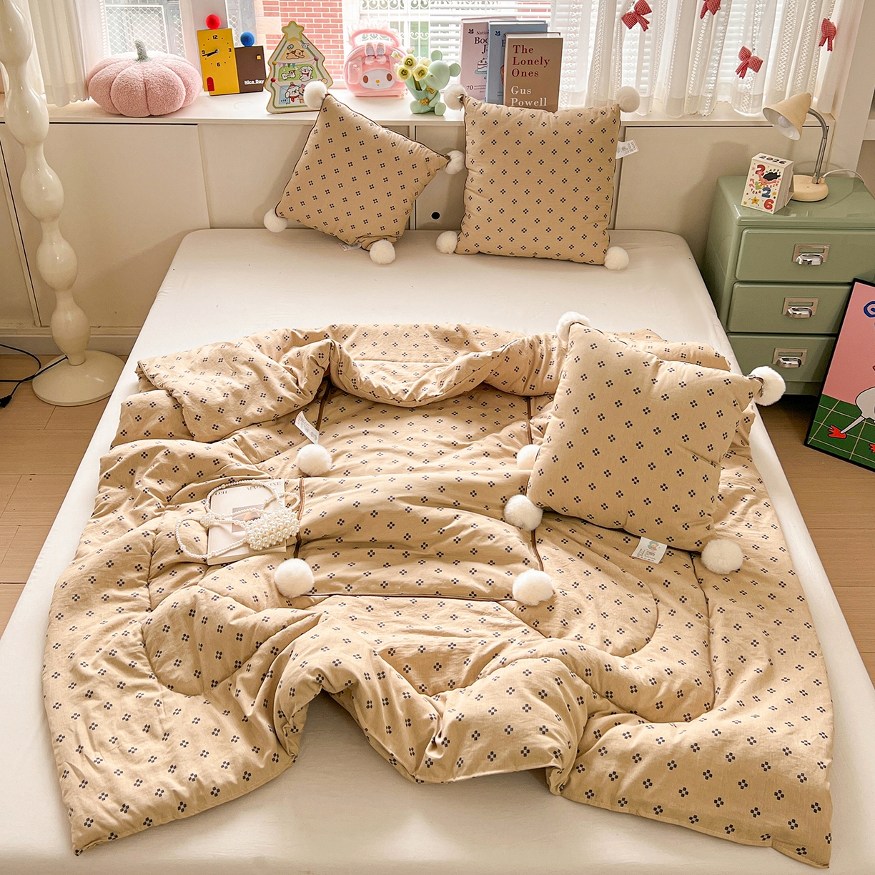 91家纺网 家纺一手货源 找家纺 古本家居 2026新款四季水洗毛球系列抱枕被 四季毛球四叶草奶咖