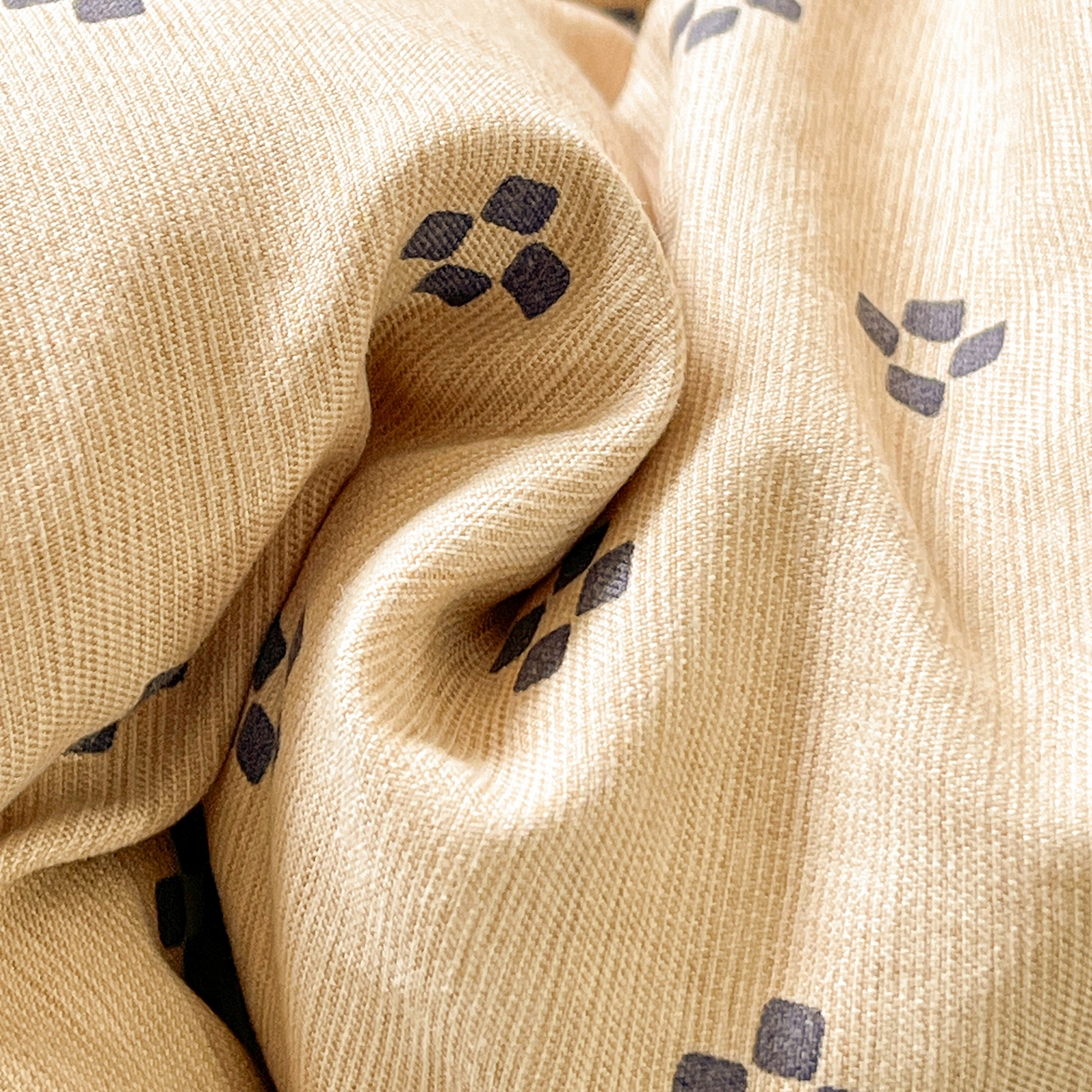 91家纺网 家纺一手货源 找家纺 古本家居 2026新款四季水洗毛球系列抱枕被 四季毛球四叶草奶咖