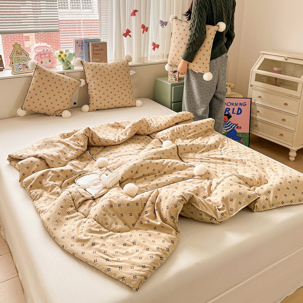 91家纺网 家纺一手货源 找家纺 古本家居 2026新款四季水洗毛球系列抱枕被 四季毛球四叶草奶咖