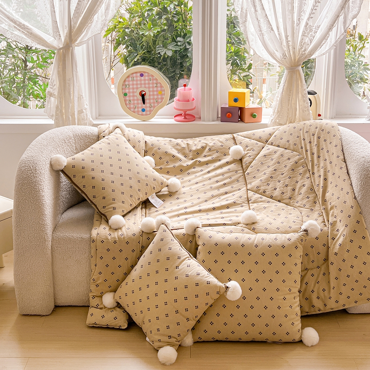 91家纺网 家纺一手货源 找家纺 古本家居 2026新款四季水洗毛球系列抱枕被 四季毛球四叶草奶咖