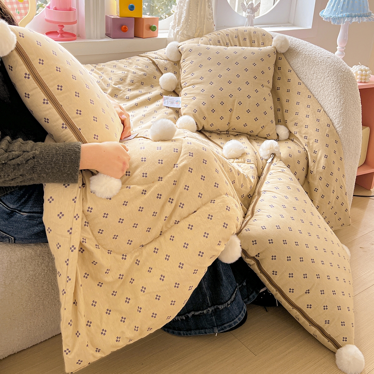 91家纺网 家纺一手货源 找家纺 古本家居 2026新款四季水洗毛球系列抱枕被 四季毛球四叶草奶咖