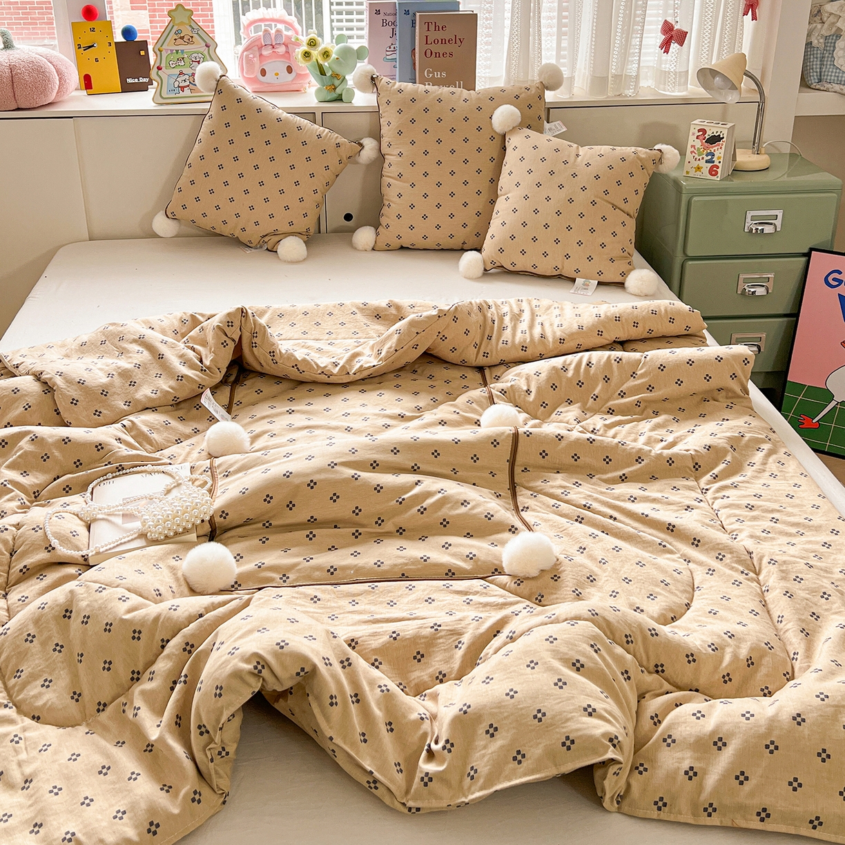 91家纺网 家纺一手货源 找家纺 古本家居 2026新款四季水洗毛球系列抱枕被 四季毛球四叶草奶咖