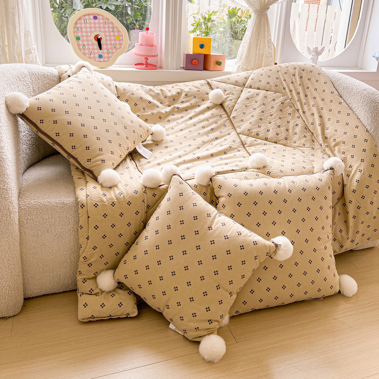 91家纺网 家纺一手货源 找家纺 古本家居 2026新款四季水洗毛球系列抱枕被 四季毛球四叶草奶咖