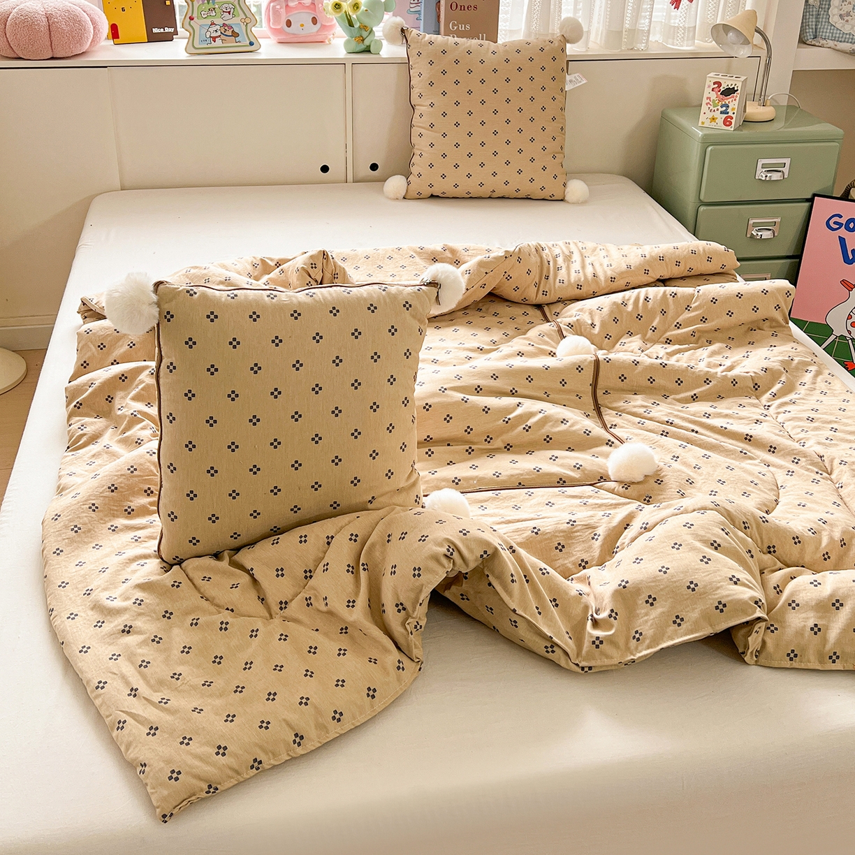 91家纺网 家纺一手货源 找家纺 古本家居 2026新款四季水洗毛球系列抱枕被 四季毛球四叶草奶咖