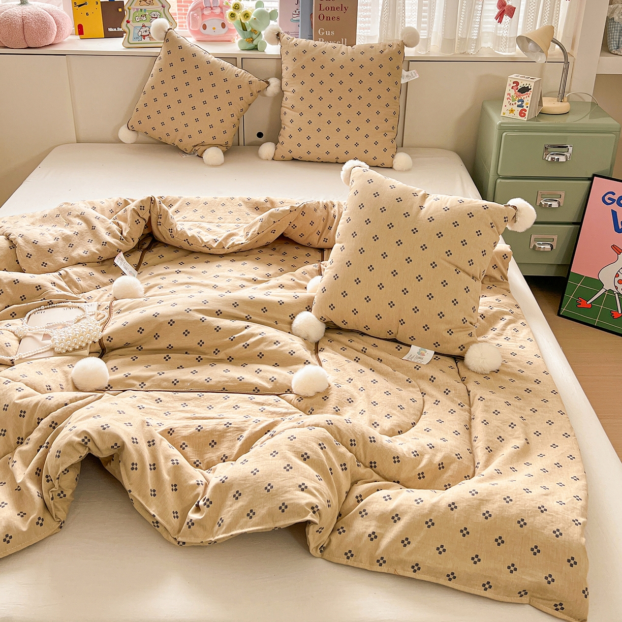 91家纺网 家纺一手货源 找家纺 古本家居 2026新款四季水洗毛球系列抱枕被 四季毛球四叶草奶咖