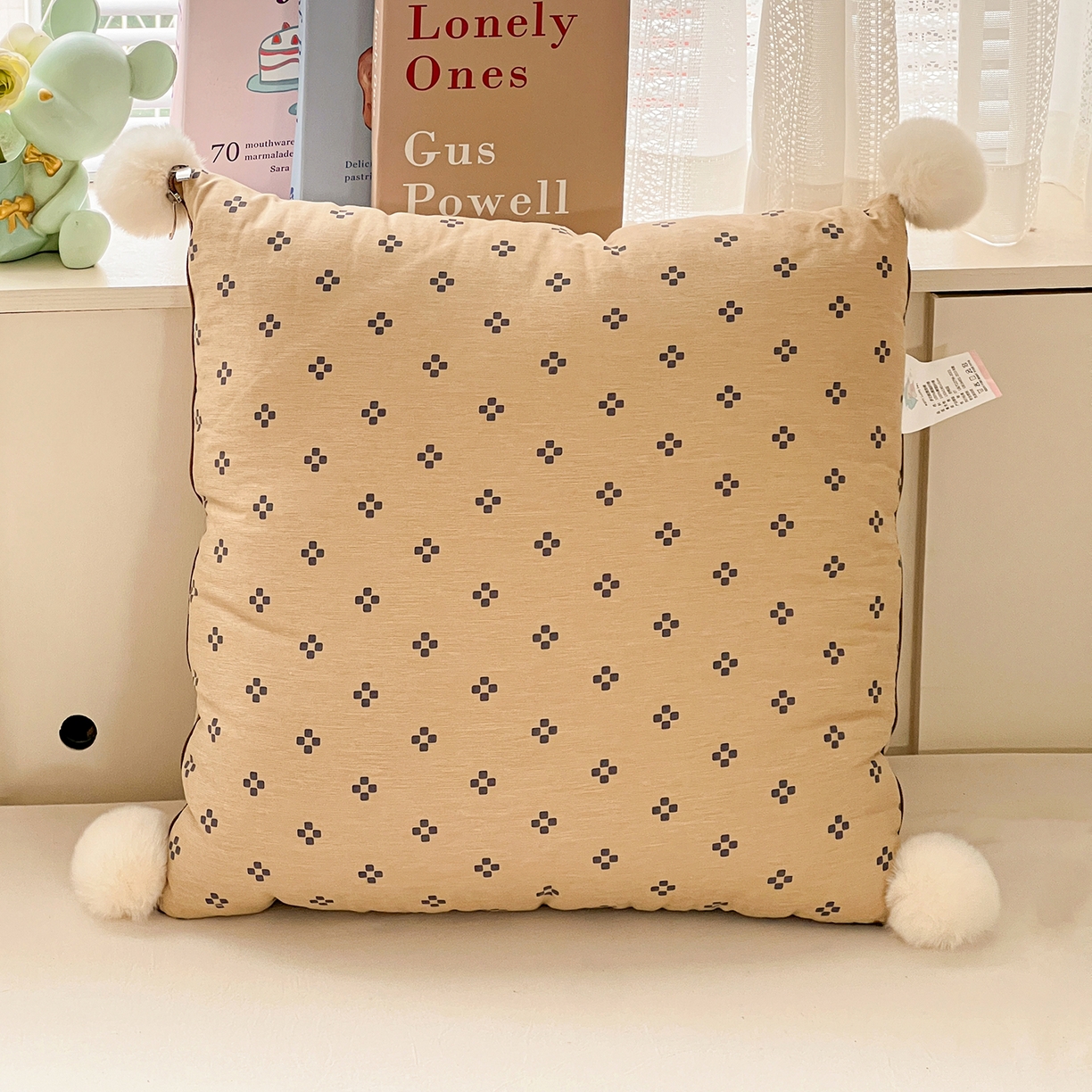 91家纺网 家纺一手货源 找家纺 古本家居 2026新款四季水洗毛球系列抱枕被 四季毛球四叶草奶咖