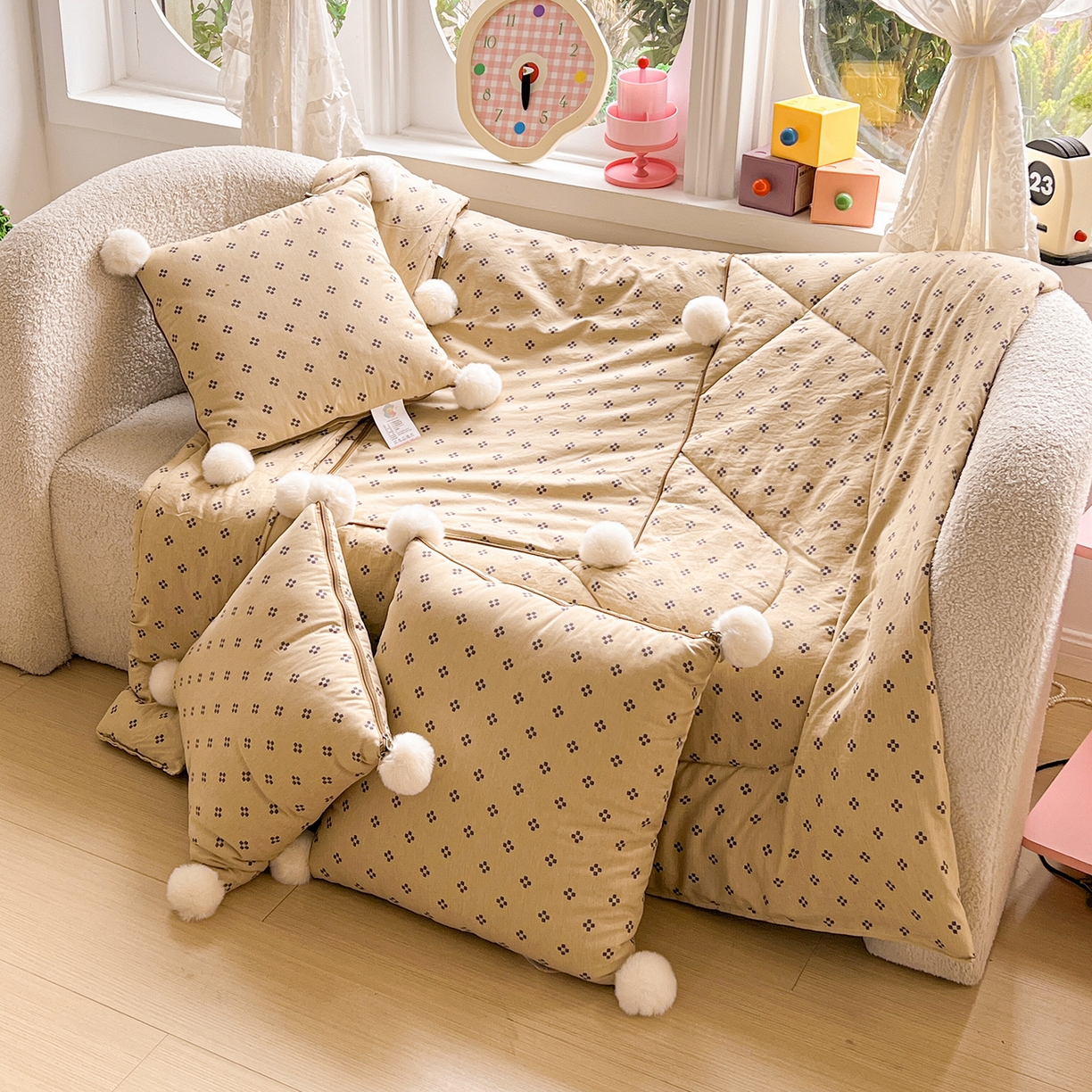 91家纺网 家纺一手货源 找家纺 古本家居 2026新款四季水洗毛球系列抱枕被 四季毛球四叶草奶咖