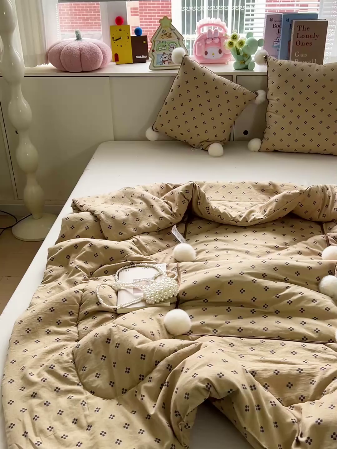 91家纺网 家纺一手货源 找家纺 古本家居 2026新款四季水洗毛球系列抱枕被 四季毛球四叶草奶咖