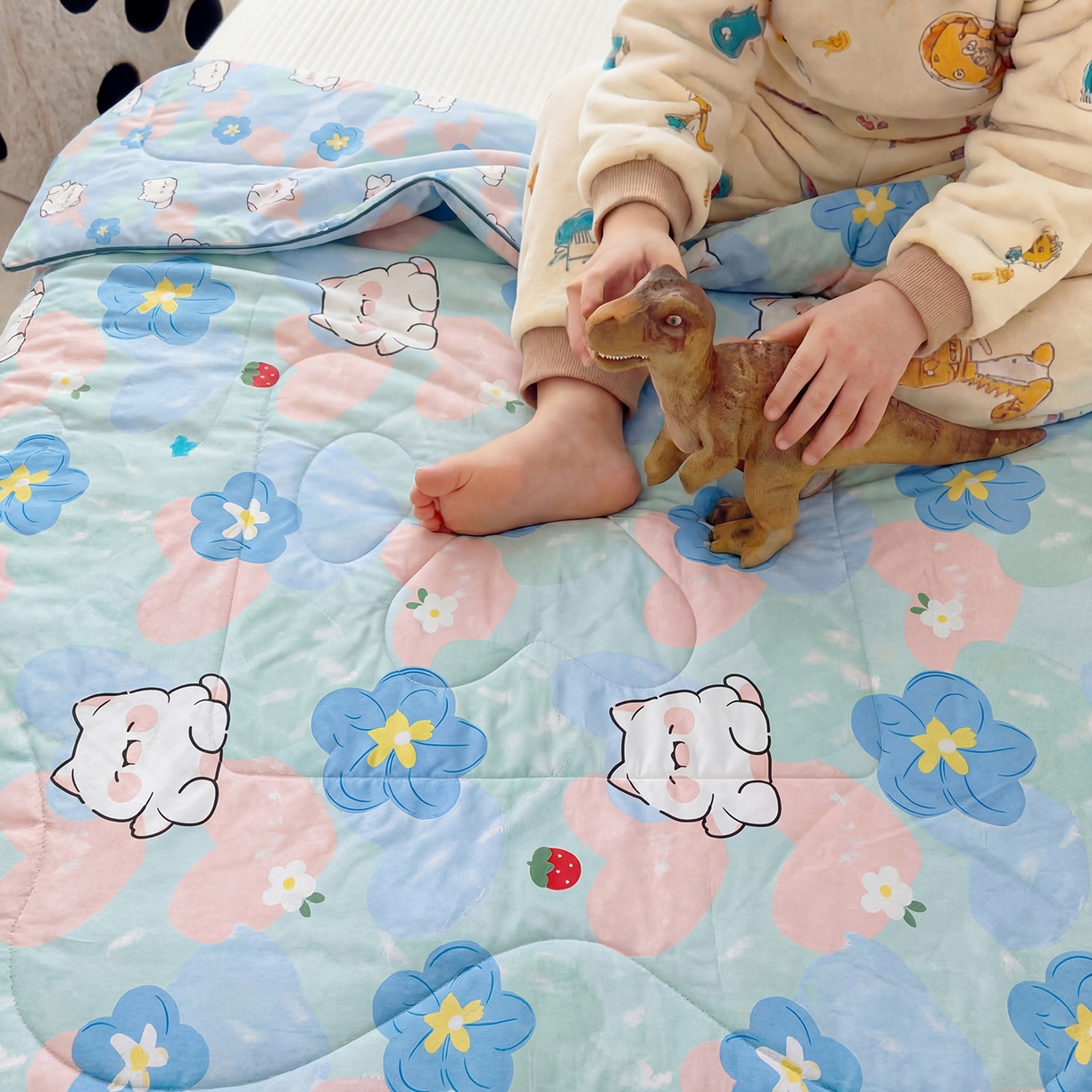 91家纺网 家纺一手货源 找家纺 春妮家纺 2026新款卡通幼儿园全棉儿童夏被夏凉被空调被 心花怒放