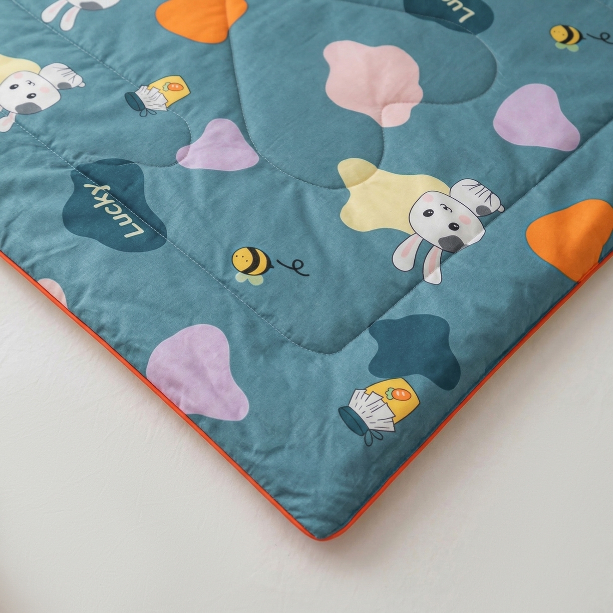 91家纺网 家纺一手货源 找家纺 春妮家纺 2026新款卡通幼儿园全棉儿童夏被夏凉被空调被 兔子甜甜