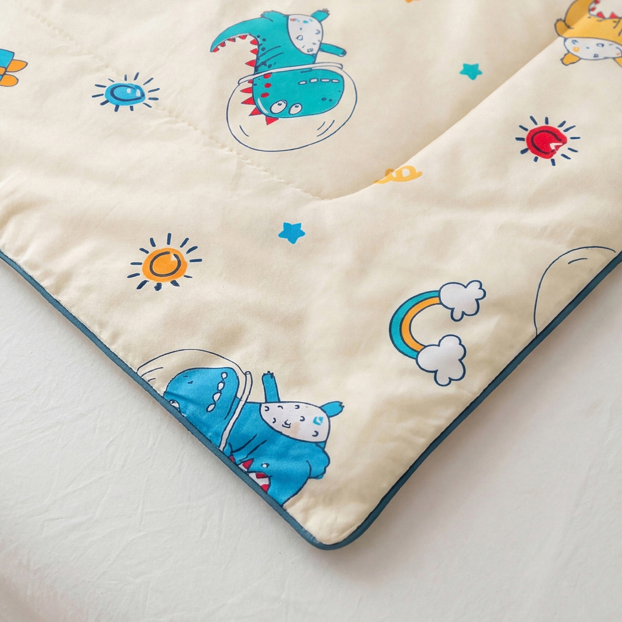 91家纺网 家纺一手货源 找家纺 春妮家纺 2026新款卡通幼儿园全棉儿童夏被夏凉被空调被 恐龙假日