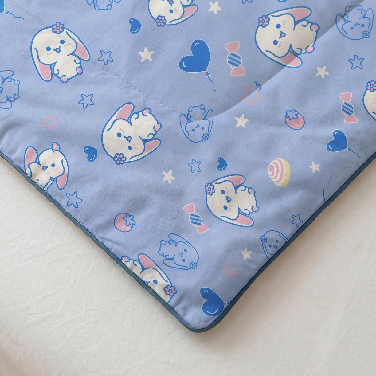 91家纺网 家纺一手货源 找家纺 春妮家纺 2026新款卡通幼儿园全棉儿童夏被夏凉被空调被 甜心玉桂狗