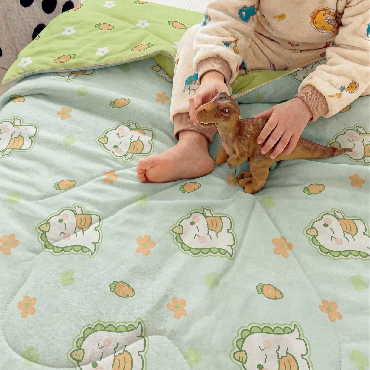 91家纺网 家纺一手货源 找家纺 春妮家纺 2026新款卡通幼儿园全棉儿童夏被夏凉被空调被 萌萌奶龙