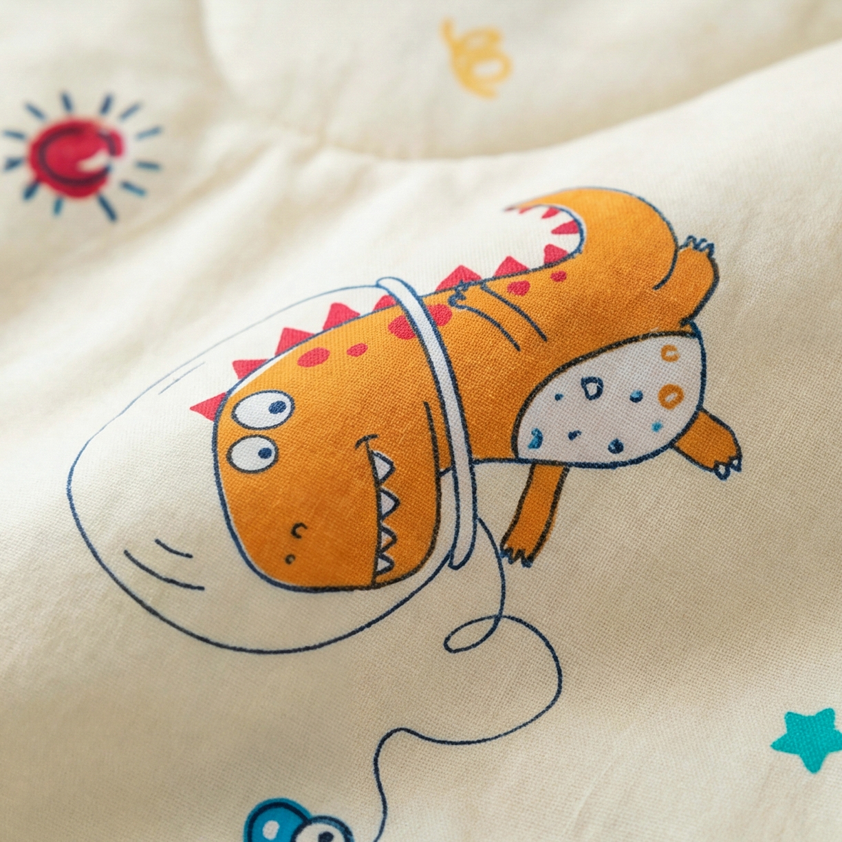 91家纺网 家纺一手货源 找家纺 春妮家纺 2026新款卡通幼儿园全棉儿童夏被夏凉被空调被 恐龙假日