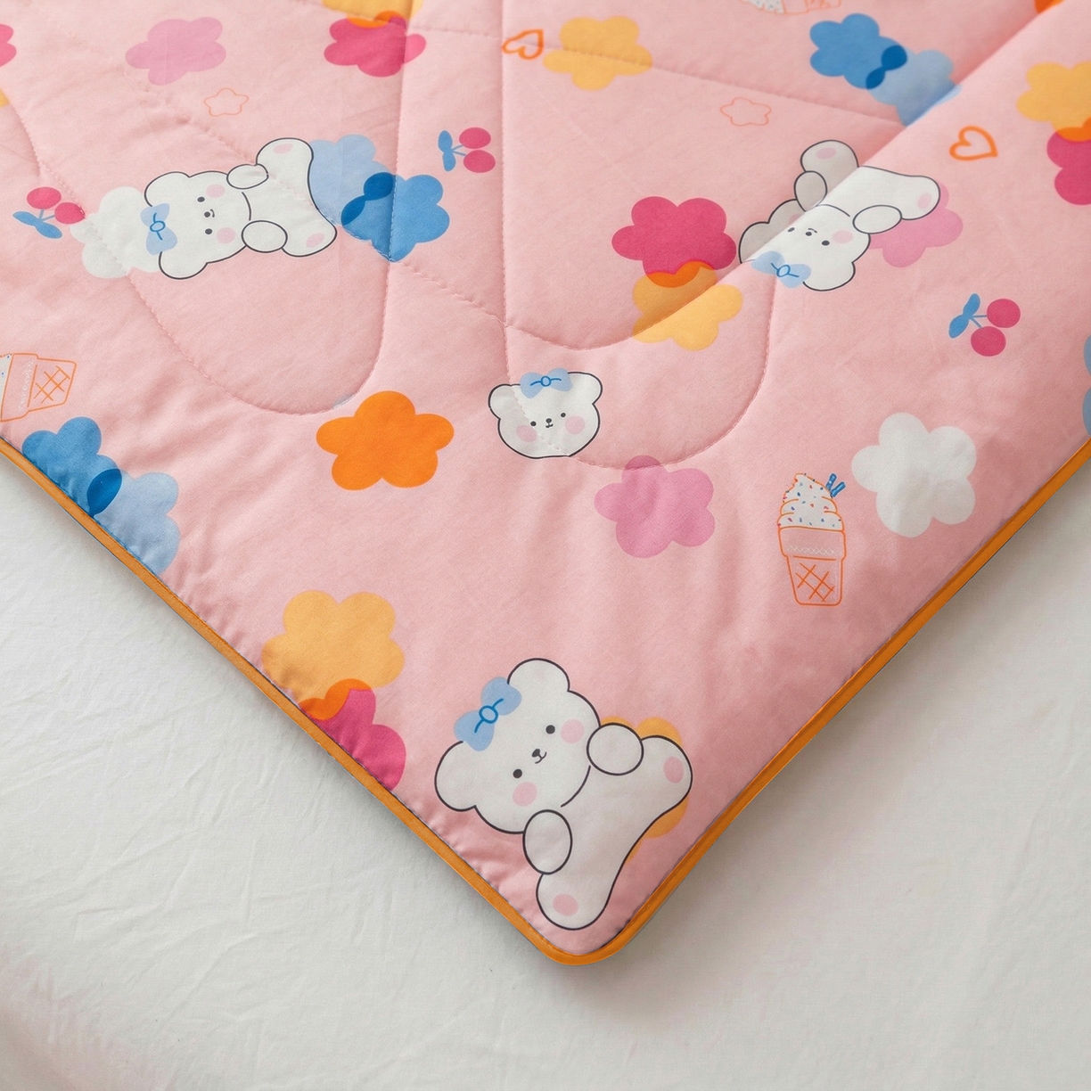 91家纺网 家纺一手货源 找家纺 春妮家纺 2026新款卡通幼儿园全棉儿童夏被夏凉被空调被 甜心小熊