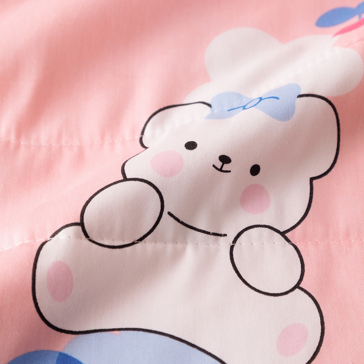 91家纺网 家纺一手货源 找家纺 春妮家纺 2026新款卡通幼儿园全棉儿童夏被夏凉被空调被 甜心小熊