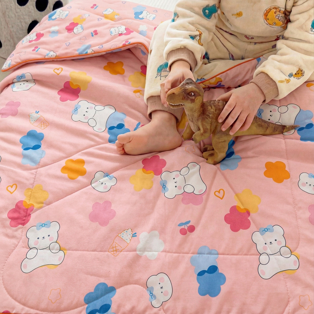 91家纺网 家纺一手货源 找家纺 春妮家纺 2026新款卡通幼儿园全棉儿童夏被夏凉被空调被 甜心小熊