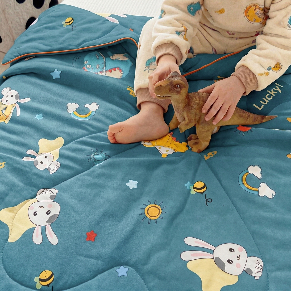 91家纺网 家纺一手货源 找家纺 春妮家纺 2026新款卡通幼儿园全棉儿童夏被夏凉被空调被 兔子甜甜