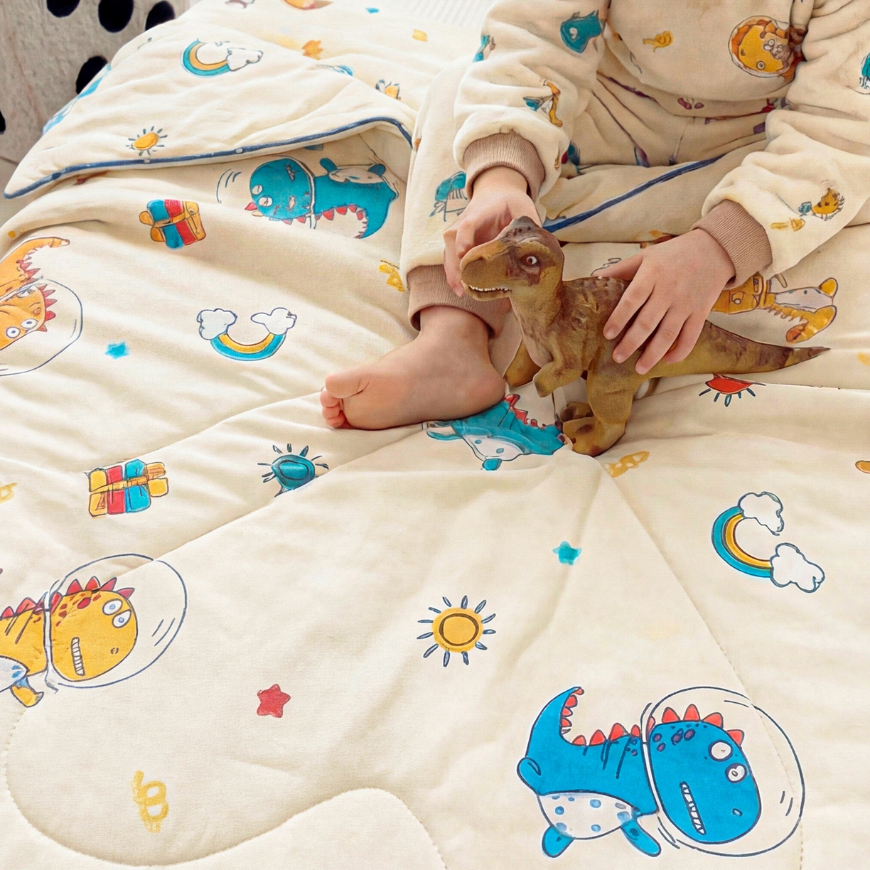 91家纺网 家纺一手货源 找家纺 春妮家纺 2026新款卡通幼儿园全棉儿童夏被夏凉被空调被 恐龙假日