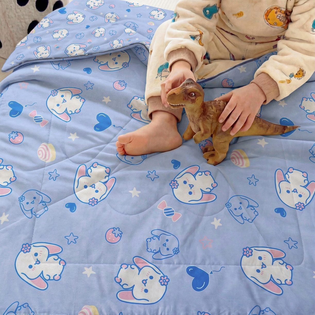 91家纺网 家纺一手货源 找家纺 春妮家纺 2026新款卡通幼儿园全棉儿童夏被夏凉被空调被 甜心玉桂狗