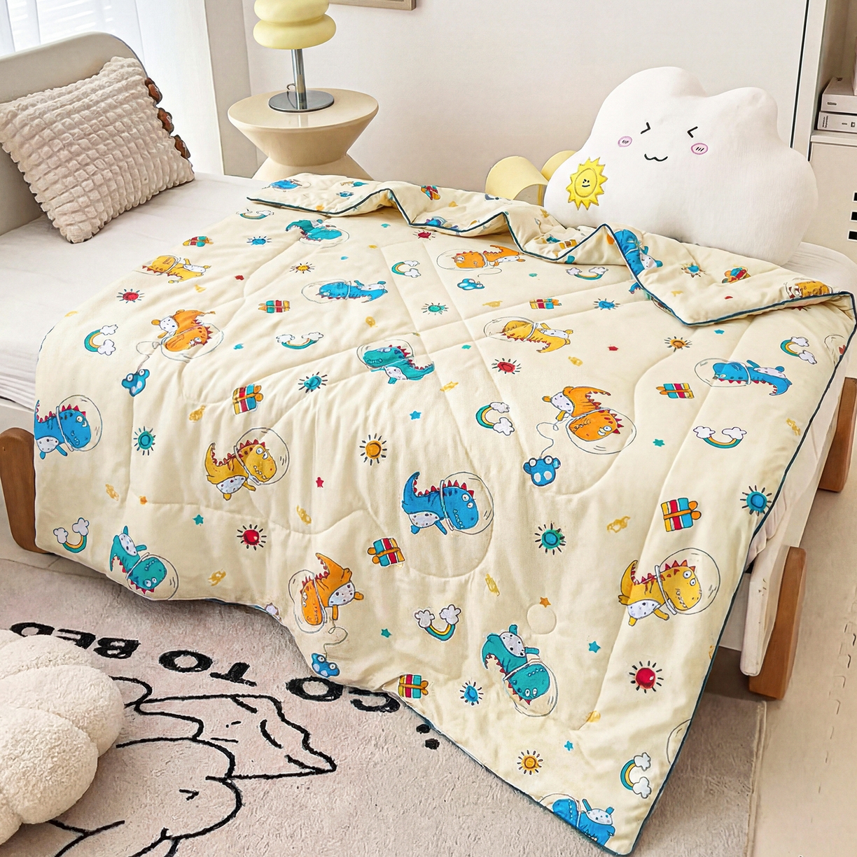 91家纺网 家纺一手货源 找家纺 春妮家纺 2026新款卡通幼儿园全棉儿童夏被夏凉被空调被 恐龙假日