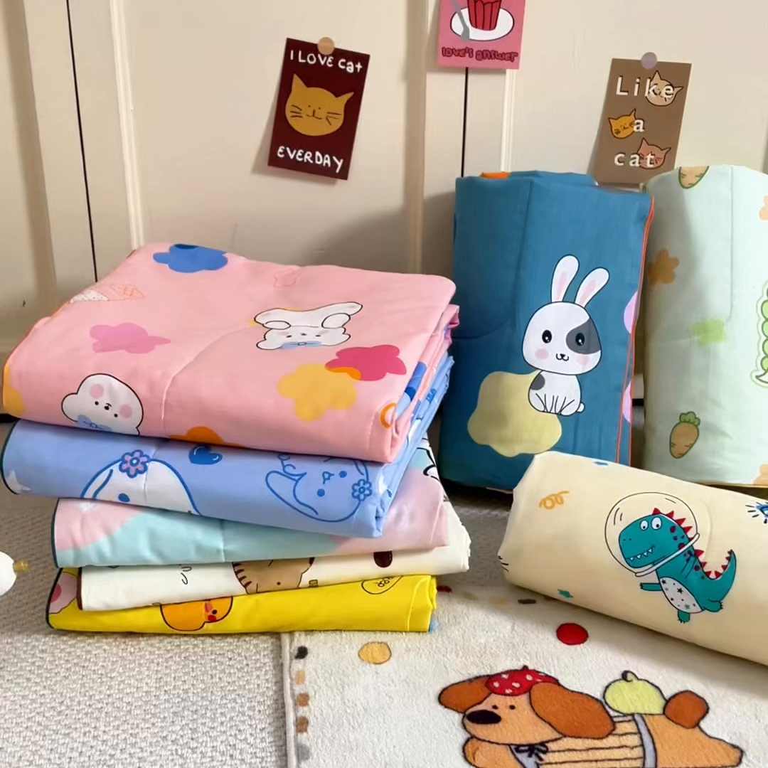 91家纺网 家纺一手货源 找家纺 春妮家纺 2026新款卡通幼儿园全棉儿童夏被夏凉被空调被 组合图仅做展示不可下单
