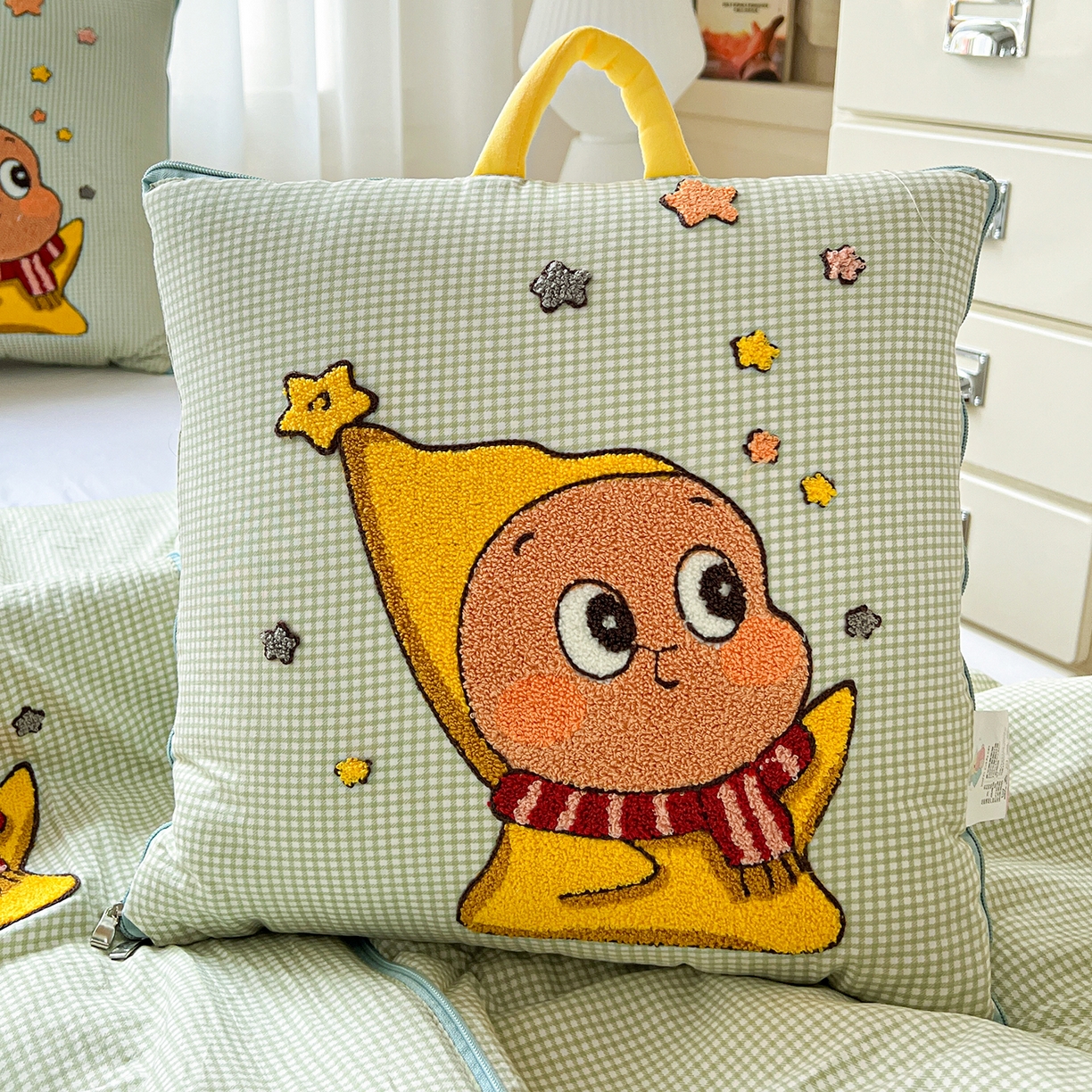 91家纺网 家纺一手货源 找家纺 古本家居 2026新款四季款水洗小星人抱枕被 四季小星人绿格