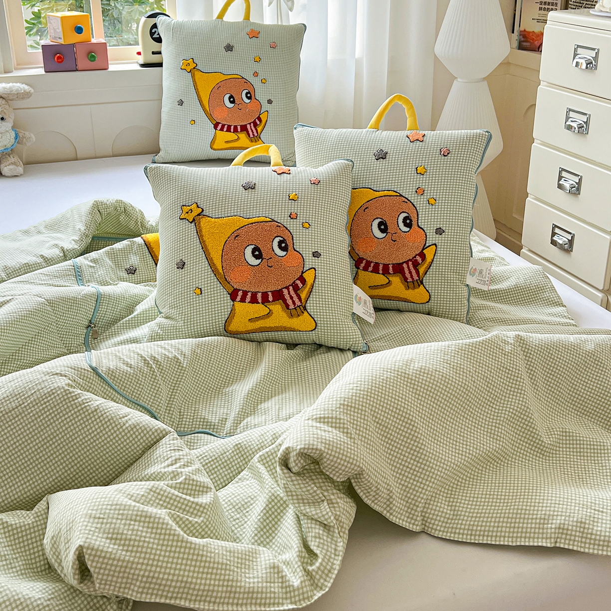 91家纺网 家纺一手货源 找家纺 古本家居 2026新款四季款水洗小星人抱枕被 四季小星人绿格