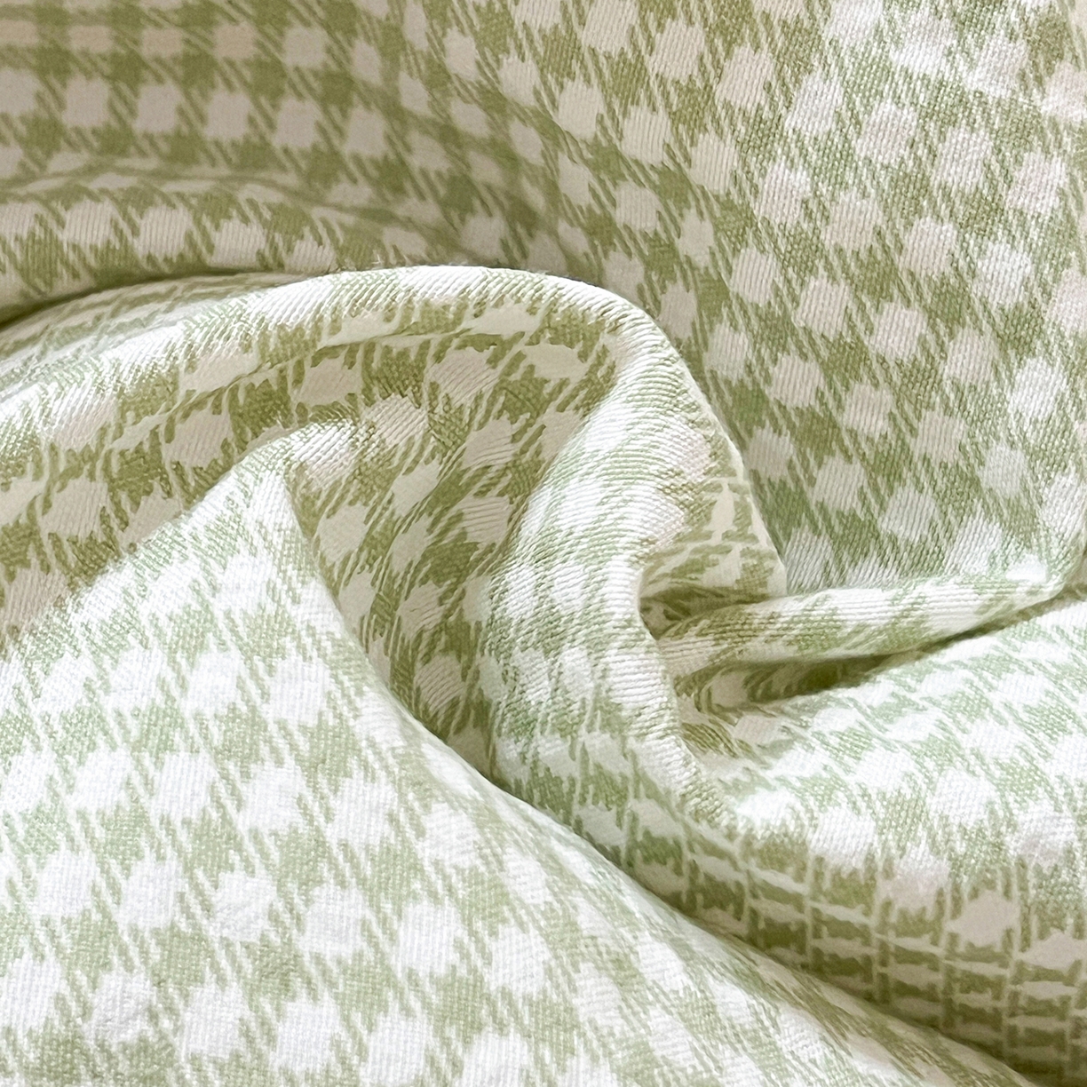 91家纺网 家纺一手货源 找家纺 古本家居 2026新款四季款水洗小星人抱枕被 四季小星人绿格