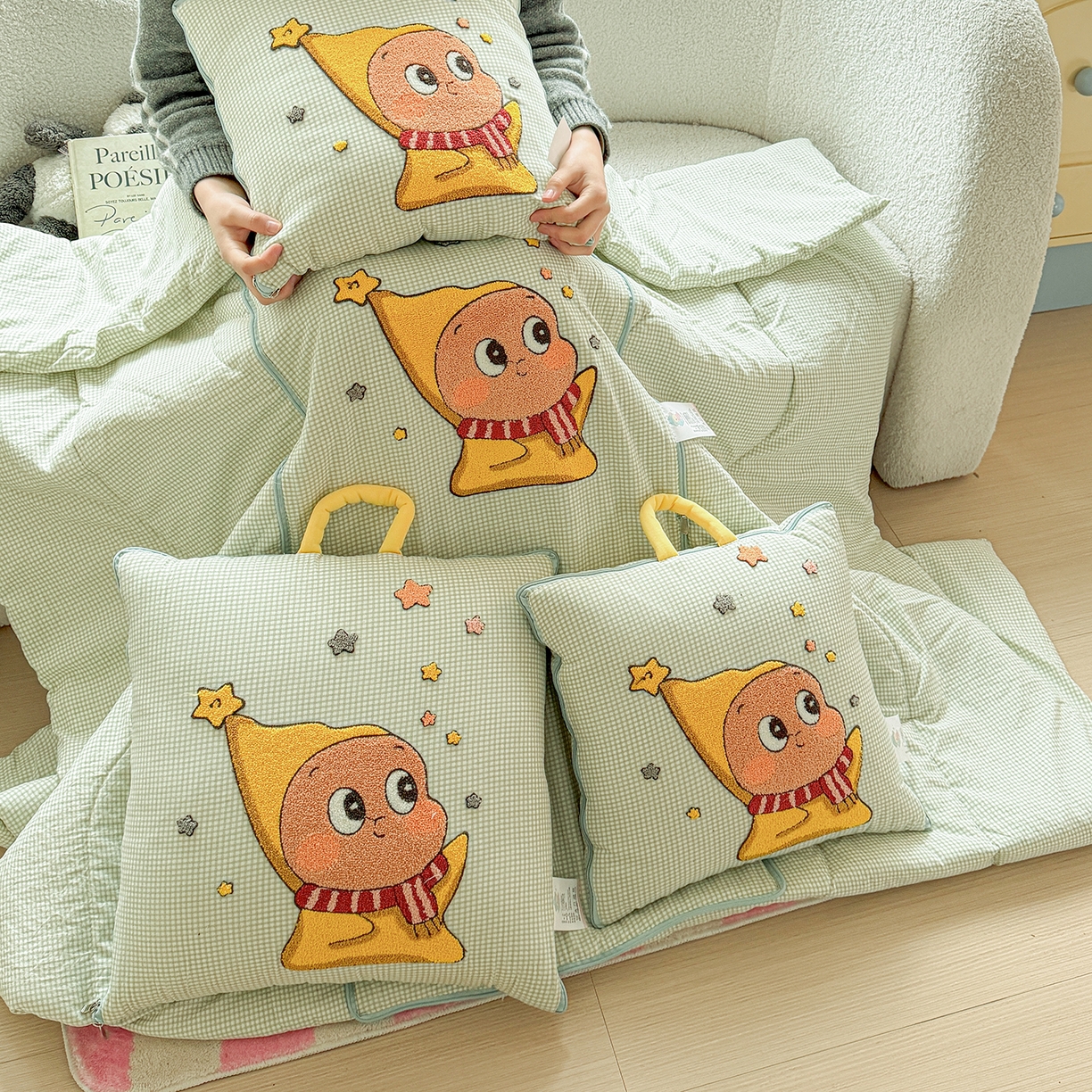 91家纺网 家纺一手货源 找家纺 古本家居 2026新款四季款水洗小星人抱枕被 四季小星人绿格