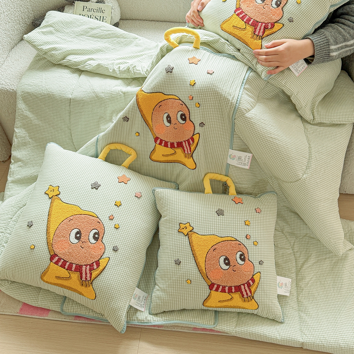 91家纺网 家纺一手货源 找家纺 古本家居 2026新款四季款水洗小星人抱枕被 四季小星人绿格